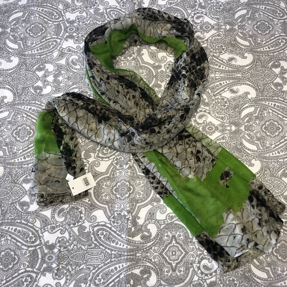 ⬇️🌴5 for $20🌴 snakeskin and lime green scarf - Picture 1 of 3
